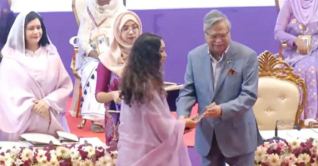 প্রেসিডেন্টের কাছ থেকে খালেদা জিয়ার সম্মাননা নিলেন জাইমা