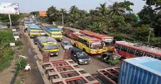 ঢাকা-চট্টগ্রাম মহাসড়কে ১০ কিলোমিটার দীর্ঘ যানজট ঢাকা-চট্টগ্রাম মহাসড়কে ১০ কিলোমিটার দীর্ঘ যানজট