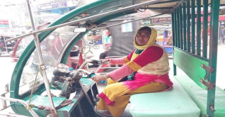 অভাব তাড়াতে অটোরিকশা নিয়ে রাস্তায় নেমেছেন রোজিনা অভাব তাড়াতে অটোরিকশা নিয়ে রাস্তায় নেমেছেন রোজিনা