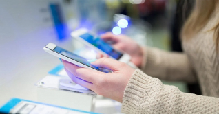 রাতে সেলফোন বিছানায় নিয়ে ঘুমাবেন না! রাতে সেলফোন বিছানায় নিয়ে ঘুমাবেন না!