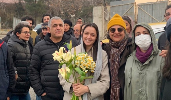 মুক্তি পাওয়ার পর আলিদুস্তি তার বন্ধুদের সঙ্গে।