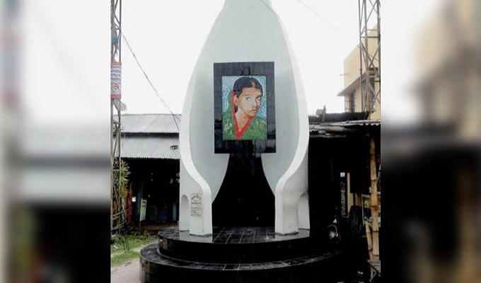 দিনাজপুরের দশমাইলে ইয়াসমিন স্মৃতিস্তম্ভ। ছবি: সংগৃহীত