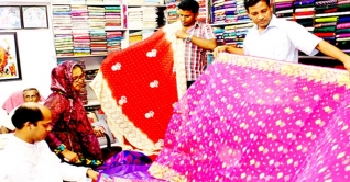 ক্রেতার ভিড়ে জমজমাট রাজধানীর মার্কেটগুলো ক্রেতার ভিড়ে জমজমাট রাজধানীর মার্কেটগুলো