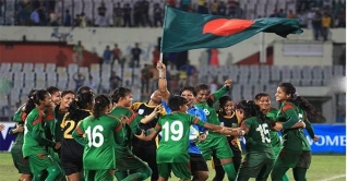 নারী ফুটবল দলকে প্রধানমন্ত্রীর অভিনন্দন