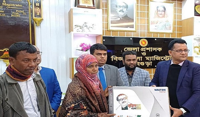 রিকশা চালকের এম.এ পাস স্ত্রীকে চাকরি দিলেন প্রধানমন্ত্রী  