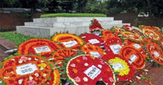 কবি নজরুলের সমাধিতে বিভিন্ন সংগঠনের শ্রদ্ধা