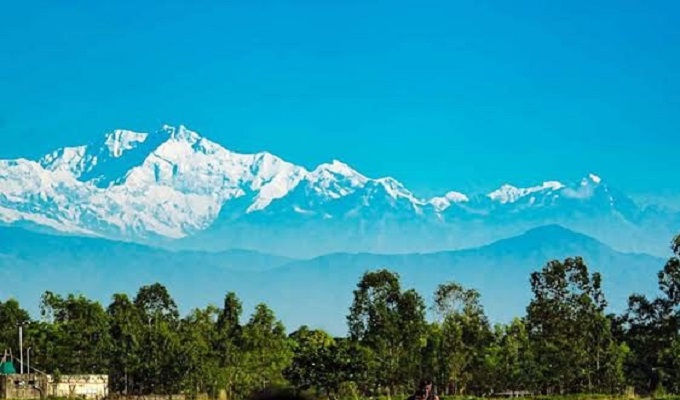 ঠাকুরগাঁও থেকেও দেখা যাচ্ছে কাঞ্চনজঙ্ঘা।  ছবি: রেজাউল হাফিজ রাহী।