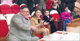 স্ত্রী ও চাচিকে নিয়ে প্রকাশ্যে এলেন কিম জং উন