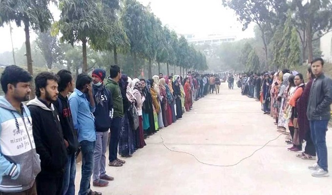 ঢাবি ছাত্রীকে ধর্ষণের বিচার দাবিতে মঙ্গলবার কুবিতে মানববন্ধন করেন শিক্ষার্থীরা। ছবি: ইউএনবি