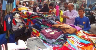 কুমিল্লায় জমে উঠেছে শীতের কাপড়ের বাজার  