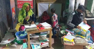 কুমিল্লা নগরী জুড়ে বই বাঁধাই উৎসব চলছে