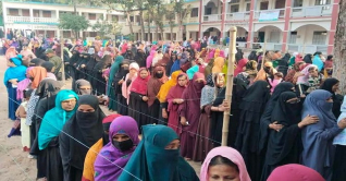 দেবিদ্বারে কুয়াশা উপেক্ষা করে ভোটারদের ভিড় ছিলো দেবিদ্বারে কুয়াশা উপেক্ষা করে ভোটারদের ভিড় ছিলো