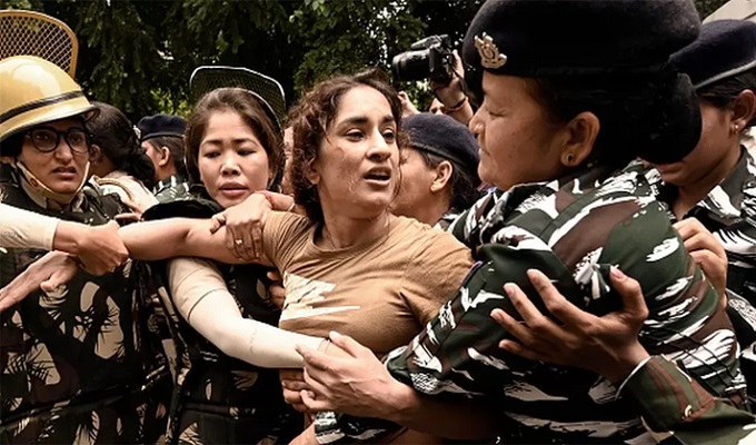 কর্মসূচি পালন করতে গিয়ে পুলিশি হেনস্তার শিকার হন কুস্তিগিররা। ছবি: সংগৃহীত