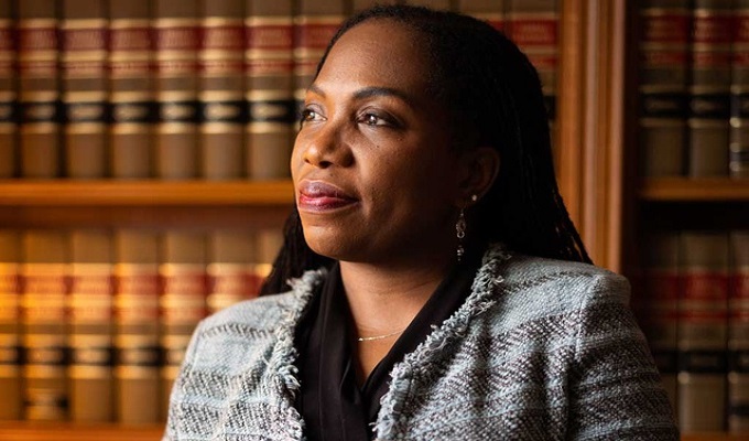 যুক্তরাষ্ট্রের সুপ্রিমকোর্টের প্রথম নারী কৃষ্ণাঙ্গ বিচারপতি হিসেবে শপথ নিয়েছেন কেতানজি ব্রাউন জ্যাকসন।