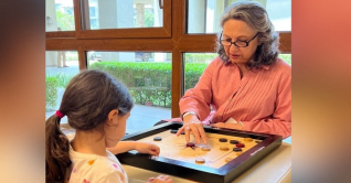 নাতনির সঙ্গে জমিয়ে ক্যারাম খেললেন শর্মিলা নাতনির সঙ্গে জমিয়ে ক্যারাম খেললেন শর্মিলা