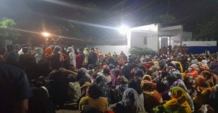 দাবি মানার আশ্বাসে হলে ফিরলেন খুবি’র ছাত্রীরা দাবি মানার আশ্বাসে হলে ফিরলেন খুবি’র ছাত্রীরা