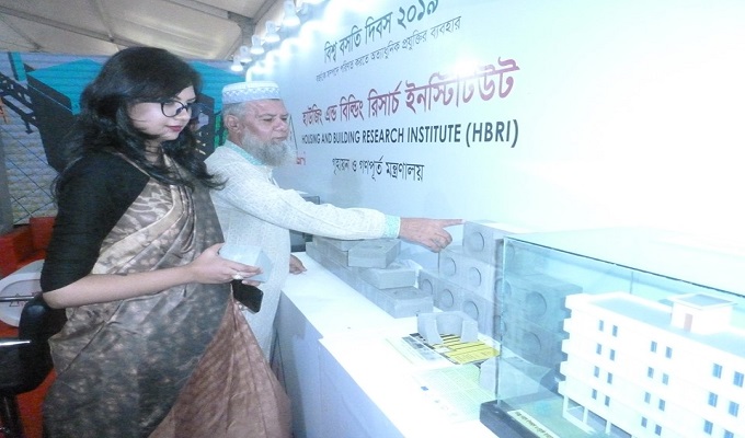 দর্শণার্থীদের পদচারণায় জমে উঠেছে গৃহায়ন মেলা।