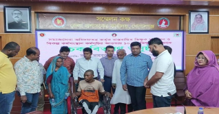 গোপালগঞ্জে কর্মসংস্থানের জন্য ১০ ভিক্ষুক পেল প্রায় ৪ লাখ টাকা গোপালগঞ্জে কর্মসংস্থানের জন্য ১০ ভিক্ষুক পেল প্রায় ৪ লাখ টাকা