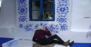 ৯০ বছর বয়সী নারী রাঙিয়ে তুলেছেন নিজ গ্রাম