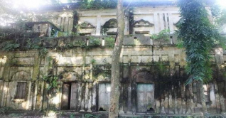 হারিয়ে যাচ্ছে ৩ শত বছরের পুরনো জমিদারবাড়ি
