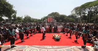 শহীদ মিনারে ডা. জাফরুল্লাহকে গার্ড অব অনার 