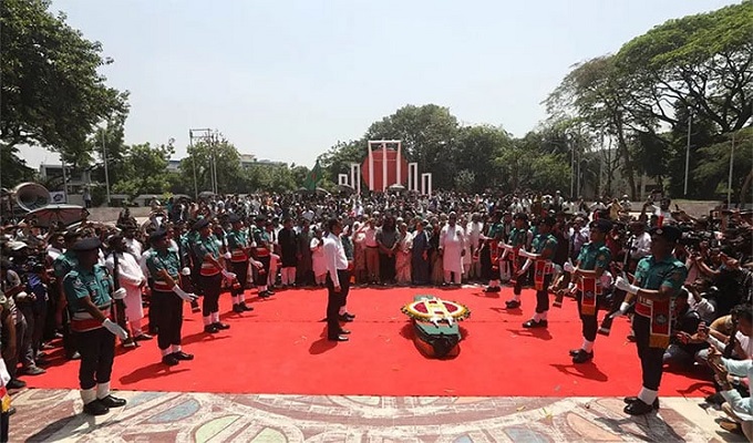 শহীদ মিনারে ডা. জাফরুল্লাহ চৌধুরীকে গার্ড অব অনার প্রদান: সর্বস্তরের মানুষের শ্রদ্ধা নিবেদন