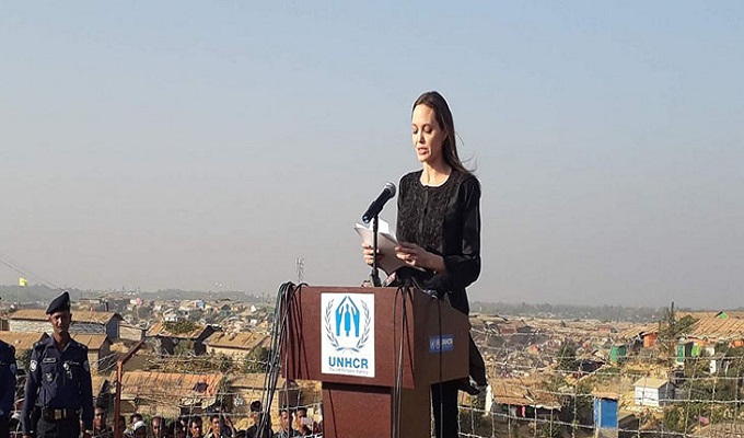 সংবাদ সম্মেলনে হলিউড অভিনেত্রী অ্যাঞ্জেলিনা জোলি