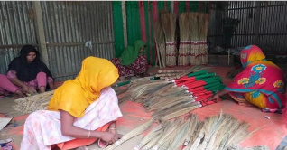 ফুলঝাড়ু শিল্পে স্বচ্ছলতা দেখছেন চরের নারীরা