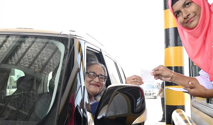 নিজ হাতে টোল দিয়ে কর্ণফুলী নদীর তলদেশে বঙ্গবন্ধু টানেল ঘুরে দেখেন প্রধানমন্ত্রী শেখ হাসিনা। ছবি: ফোকাস বাংলা