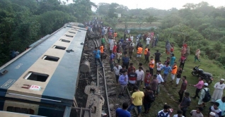 উদয়নের বগিতে ঢুকে যায় তূর্ণা নিশীথা, নিহত ১৬
