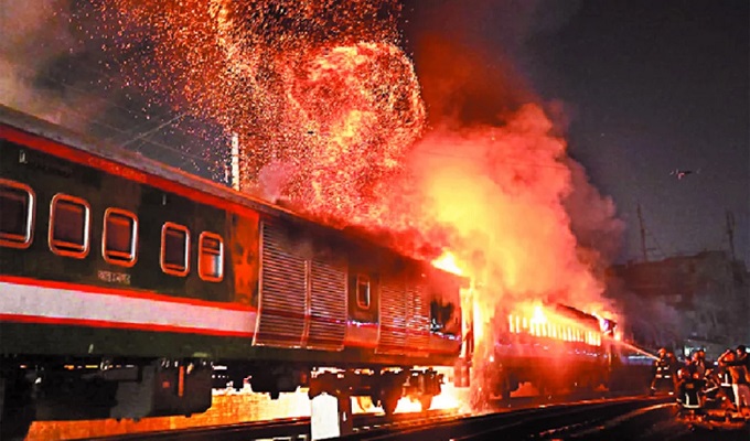 রাজধানীতে বেনাপোল এক্সপ্রেস ট্রেনে আগুন দেয় দুর্বৃত্তরা। ছবি: সংগৃহীত