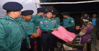 শীতার্তদের শীতবস্ত্র বিতরণ করলেন ডিএমপি কমিশনার