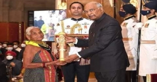 খালি পায়ে পদ্মশ্রী পুরস্কার নিলেন ‘বনের দেবী’ তুলসী গৌড়া
