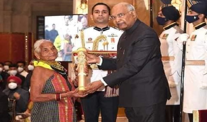 ভারতের রাষ্ট্রপতি রামনাথ কোবিন্দের হাত থেকে পুরস্কার গ্রহণ করছেন তুলসী গৌড়া।