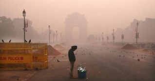 অদ্ভুত ধোঁয়াশায় ঢেকে গেছে দিল্লি শহর অদ্ভুত ধোঁয়াশায় ঢেকে গেছে দিল্লি শহর