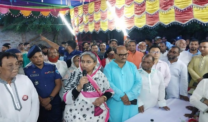 চাঁদপুরের হাইমচর উপজেলায় শারদীয় দূর্গোৎসব উপলক্ষে জগন্নাথ মন্দির মন্ডপ পরিদর্শন করছেন শিক্ষামন্ত্রী দীপু মনি।