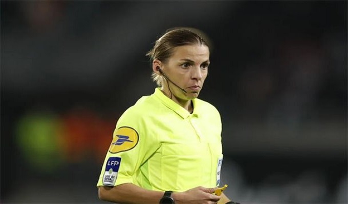নারী রেফারি স্টেফানি ফ্র্যাপার্ট।  ফাইল ছবি।