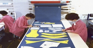 নিল আর্মস্ট্রংয়ের স্পেসস্যুট তৈরি করেছিল নারীরা নিল আর্মস্ট্রংয়ের স্পেসস্যুট তৈরি করেছিল নারীরা