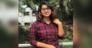 মেয়ে বিদেশে পড়তে যাওয়ায় পরিবার ‘একঘরে’