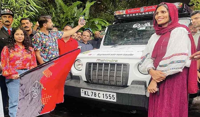 কেরালা থেকে মুম্বাই পাড়ি দেওয়ার আগে গ্রামবাসীদের সঙ্গে নৌশি (ডান দিকে)। 