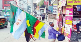 বিশ্বকাপ ফুটবলকে ঘিরে কুমিল্লায় পতাকা বিক্রির হিড়িক