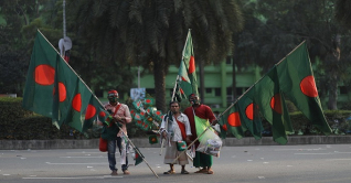 বিজয়ের মাসে লাল-সবুজের ফেরিওয়ালা
