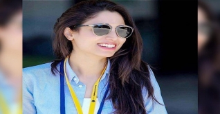 বিশ্বকাপে নজর কাড়ছেন পাক ধারাভাষ্যকার জয়নার