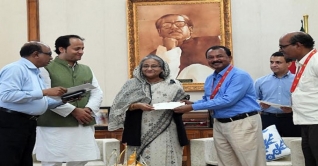 আট প্রতিষ্ঠানকে প্রধানমন্ত্রী ১৪০ কোটি টাকা দিলেন আট প্রতিষ্ঠানকে প্রধানমন্ত্রী ১৪০ কোটি টাকা দিলেন