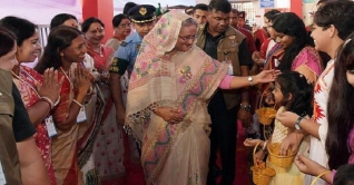 পূজা মন্ডপ পরিদর্শনে প্রধানমন্ত্রী পূজা মন্ডপ পরিদর্শনে প্রধানমন্ত্রী