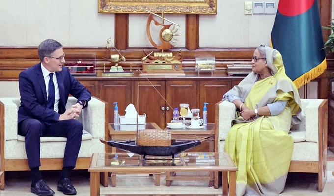 প্রধানমন্ত্রী শেখ হাসিনার সঙ্গে ডেরেক শোলের সাক্ষাৎ। ছবি: ফোকাস বাংলা
