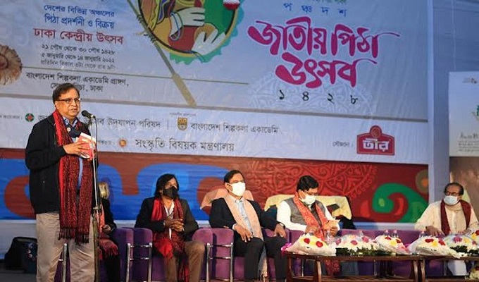 রাজধানীর শিল্পকলা একাডেমিতে পিঠা উৎসব চলছে