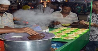 বরিশালে ‘শীতের ভাপা পিঠা’ বিক্রির ধুম পড়েছে বরিশালে ‘শীতের ভাপা পিঠা’ বিক্রির ধুম পড়েছে