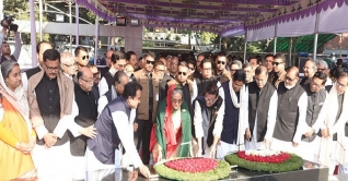 প্রধানমন্ত্রীর নেতৃত্বে বঙ্গবন্ধুর প্রতিকৃতিতে মন্ত্রিদের শ্রদ্ধা প্রধানমন্ত্রীর নেতৃত্বে বঙ্গবন্ধুর প্রতিকৃতিতে মন্ত্রিদের শ্রদ্ধা