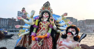 প্রতিমা বিসর্জনের মধ্য দিয়ে শেষ হলো দুর্গোৎসব